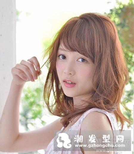 偏分中短发烫发女生头发少适合什么发型，蓬松烫卷设计就很nice