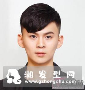 适合两边剃短发是近年来颇受男生欢迎的发型