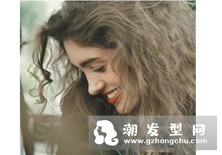 2018秋天流行什么发型 头发多的人可以烫嬉皮士卷吗