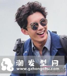男生的发型种类丰富,风格各异,有阳刚硬汉型男最爱的背头,也有不少成熟稳重