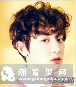 男生短发烫发发型小卷 洋气减龄释放独特个性