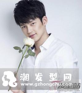 穿白衬衫配什么发型  简约洋气男神必备款
