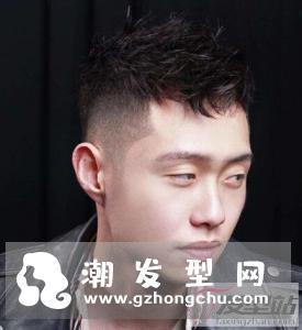 发型男生剃两边 干练洒脱帅出新高度