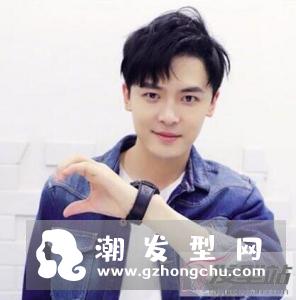 男生的发型种类丰富,风格各异,有阳刚硬汉型男最爱的背头,也有不少成熟稳重