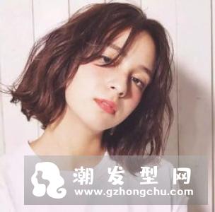女生泡面头短发发型 蓬松显发量打造小脸