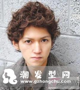 男生短发烫发发型小卷 洋气减龄释放独特个性