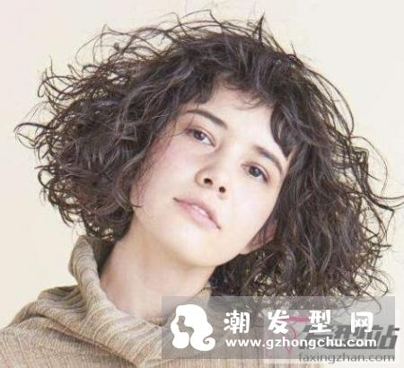 小卷烫短发短发修剪得极为轻盈