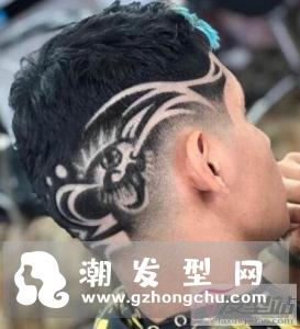 男士普通刻痕发型 吸睛独特帅气有型