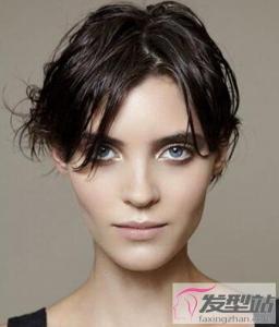 女生短发湿发造型 慵懒中不乏性感风