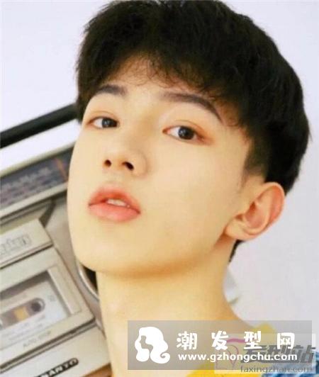 校园男生小清新发型 温暖阳光魅力尽显