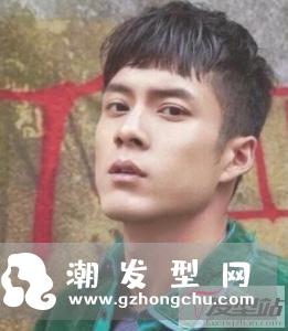 发型男短发两边剃掉 酷炫帅气打造潮男范