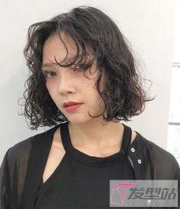 女生泡面头短发发型 蓬松显发量打造小脸