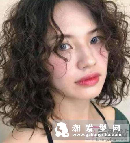 短发羊毛卷发型 复古与灵动兼得