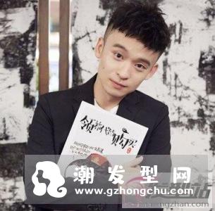 常见的适合男生的两边铲露耳短发,穿上白衣服帅气迷人