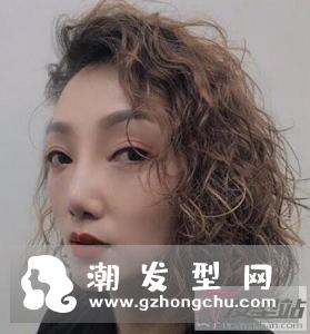 小卷烫短发短发修剪得极为轻盈