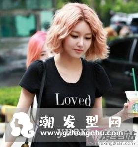 水波纹短发烫出一定的卷度,提升了时尚度,让女生更有气质