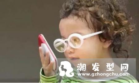 少年白、白发出现怎么办？睡前按摩3分钟还你青春黑亮发