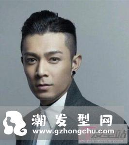 常见的适合男生的两边铲露耳短发,穿上白衣服帅气迷人