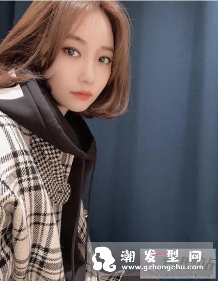 在秋冬天束短发又要保暖时樽领毛衣是不能少的