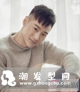两边剃掉中间厚的发型已经成为时尚流行趋势