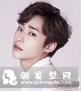 适合自然卷男生的短发发型有哪些