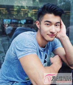 男士侧分油头发型 彰显浓郁绅士男人味