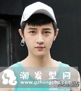 男士圆弧刘海短发发型 个性十足呆萌又减龄