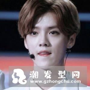 后脑勺蓬松发型三七分短发很适合年轻男生,让自身更完美打造出潮男形象