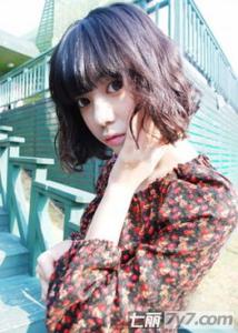 女生泡面头短发发型 蓬松显发量打造小脸