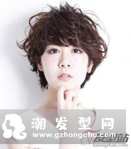 时尚女生短发纹理烫 轻盈修颜提升魅力值