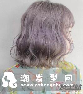 水波纹短发烫出一定的卷度,提升了时尚度,让女生更有气质