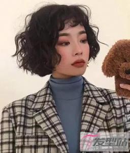 短发羊毛卷发型 复古与灵动兼得