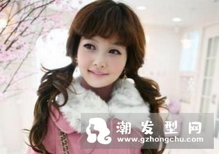 小波浪卷短发摆脱厚重感,让脸型愈发尖俏,戴上花环很小清新
