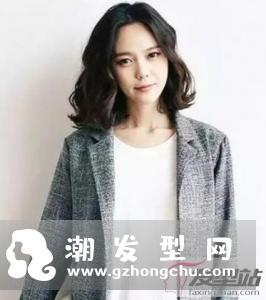 水波纹短发烫出一定的卷度,提升了时尚度,让女生更有气质
