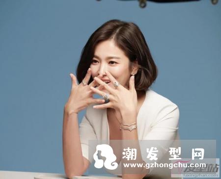 在秋冬天束短发又要保暖时樽领毛衣是不能少的