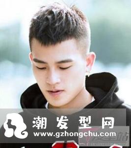男士圆弧刘海短发发型 个性十足呆萌又减龄