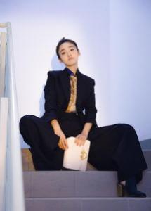 女生侧面剃短发 个性洒脱诠释中性风