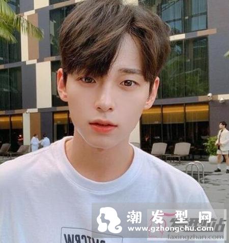 适合年轻男生的清爽发型,摇身一变时尚潮男。男生更酷炫有型