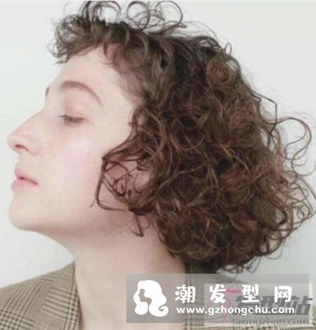 小卷烫短发短发修剪得极为轻盈