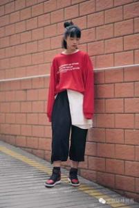 女生侧面剃短发 个性洒脱诠释中性风