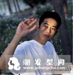 男生时尚黑色短发 尽显帅气迷人气质