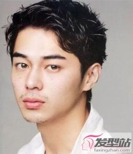 中年男士短发脸型偏长,穿上衬衫打造出时尚潮男,你选对了吗?