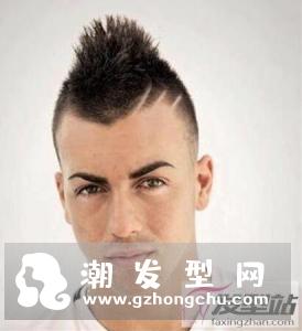 常见的适合男生的两边铲露耳短发,穿上白衣服帅气迷人