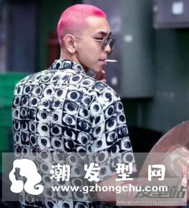 男生寸头发型粉色系染发,让寸头更洋气有个性,时尚