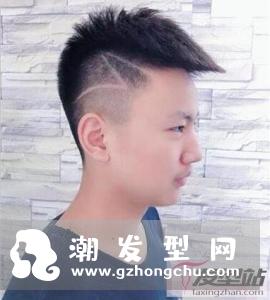 刻痕发型,顾名思义,就是在头发上刻画出相应的图案