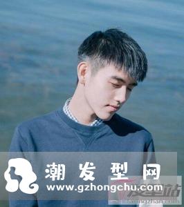 好看的男生黑色短发 不染发照样帅气有型