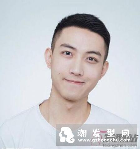 常见的适合男生的两边铲露耳短发,穿上白衣服帅气迷人