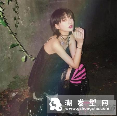 解锁短发新款式 “燕尾发”时尚百搭