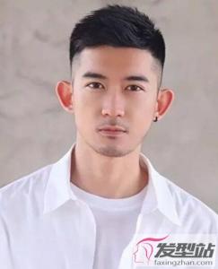 发型男生剃两边 干练洒脱帅出新高度