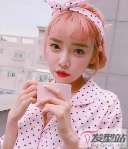 短发怎么戴发箍好看 打造优雅甜美风不单调